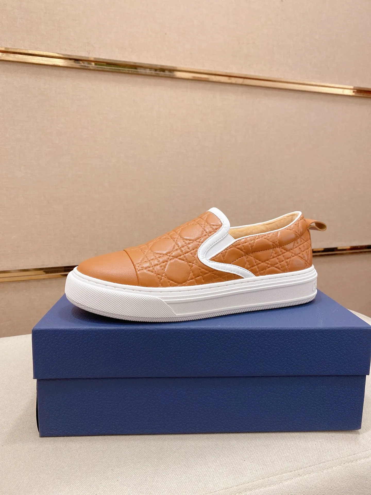 Factory price: 380💰 (leather lining * velvet lining optional) [Dior·Dio*] new casual sports style men's shoes, brand new design, perfect workmanship, slip-on lazy style to create cabinet quality, upper: imported first-layer cowhide, sheepskin lining is soft and comfortable, ultra-light rubber wear-resistant outsole, simple, versatile men's shoes, size: 39-44. Can be customized.45.46.47